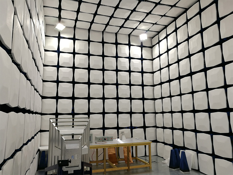 4381620434640303.jpg 電波暗室.jpg